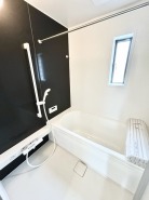 1号棟 一緒にお風呂に入っている子供達の声がリビングまで聞こえてきそうな広々とした１坪バス
