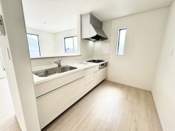 1号棟 家族団欒のリビング。陽光差し込む食卓には家族の会話とスマイルが溢れます。いつまでもここで食卓を囲みたくなる、そう感じさせてくれるスペース。
