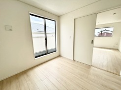 1号棟 扉を開放するとLDKと洋室を一体利用できる空間！扉を閉めると独立した空間としても活用できます。
