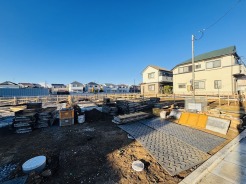 整然と並ぶ資材、未来への確かな一歩
