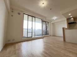 家族や友人、両親、親戚とこれから沢山の時間を紡ぐのだろう。そこを彩るのは窓から見える青い空、心地よい緑。そんなイメージが膨らむリビングスペース。
