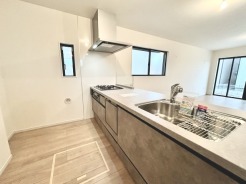 家族団欒のリビング。陽光差し込む食卓には家族の会話とスマイルが溢れます。いつまでもここで食卓を囲みたくなる、そう感じさせてくれるスペース。
