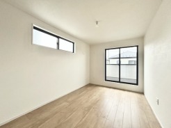 どんな家具にでも相性が良い清潔感ある白色調のクロスを採用。主張しすぎない配色、耐久性にも優れた床材は日々のメンテナンスも楽に、快適に過ごして頂けるよう考えられています。
