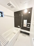 その日の疲れをゆっくりと落としてくれる場所、お子様との大事なひと時を楽しくしてくれる場所。曲線美も感じられるくつろぎのバスタブは、半身浴も楽しめる居心地の良さ。
