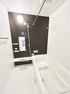 その日の疲れをゆっくりと落としてくれる場所、お子様との大事なひと時を楽しくしてくれる場所。曲線美も感じられるくつろぎのバスタブは、半身浴も楽しめる居心地の良さ。
