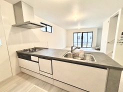 家族団欒のリビング。陽光差し込む食卓には家族の会話とスマイルが溢れます。いつまでもここで食卓を囲みたくなる、そう感じさせてくれるスペース。
