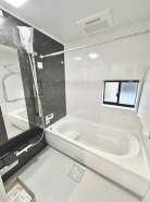 その日の疲れをゆっくりと落としてくれる場所、お子様との大事なひと時を楽しくしてくれる場所。曲線美も感じられるくつろぎのバスタブは、半身浴も楽しめる居心地の良さ。
