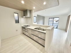 家族団欒のリビング。陽光差し込む食卓には家族の会話とスマイルが溢れます。いつまでもここで食卓を囲みたくなる、そう感じさせてくれるスペース。
