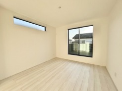 どんな家具にでも相性が良い清潔感ある白色調のクロスを採用。主張しすぎない配色、耐久性にも優れた床材は日々のメンテナンスも楽に、快適に過ごして頂けるよう考えられています。
