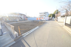1号棟 戸建てが立ち並ぶ静かな住宅街。四季折々の移り変わりを感じながら自然と楽しみ、暮らす、そんな毎日を日々の中で感じられる住環境
