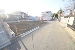 1号棟 戸建てが立ち並ぶ静かな住宅街。四季折々の移り変わりを感じながら自然と楽しみ、暮らす、そんな毎日を日々の中で感じられる住環境
