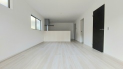 1号棟 家族が一番集まる場所だから広々としつつも素敵な空間であって欲しい。皆がくつろぐリビングからキッチンまでが一つに繋がる空間。
