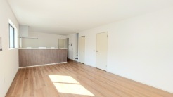 2号棟 どんな家具にでも相性が良い清潔感ある白色調のクロスを採用。主張しすぎない配色、耐久性にも優れた床材は日々のメンテナンスも楽に、快適に過ごして頂けるよう考えられています。
