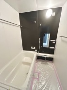 その日の疲れをゆっくりと落としてくれる場所、お子様との大事なひと時を楽しくしてくれる場所。曲線美も感じられるくつろぎのバスタブは、半身浴も楽しめる居心地の良さ。
