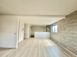 家族団欒のリビング。陽光差し込む食卓には家族の会話とスマイルが溢れます。いつまでもここで食卓を囲みたくなる、そう感じさせてくれるスペース。
