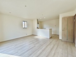 B号棟 夕食の時間。家族、友人、両親、親戚との会話がより料理を美味しくしてくれる。あっという間に時間が過ぎてしまう居心地の良さは、普段はほっとする空間としてここにあります。
