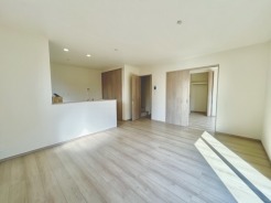 A号棟 夕食の時間。家族、友人、両親、親戚との会話がより料理を美味しくしてくれる。あっという間に時間が過ぎてしまう居心地の良さは、普段はほっとする空間としてここにあります。
