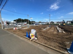 戸建てが立ち並ぶ静かな住宅街。四季折々の移り変わりを感じながら自然と楽しみ、暮らす、そんな毎日を日々の中で感じられる住環境
