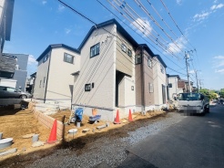 戸建てが立ち並ぶ静かな住宅街。四季折々の移り変わりを感じながら自然と楽しみ、暮らす、そんな毎日を日々の中で感じられる住環境
