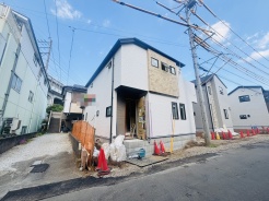 戸建てが立ち並ぶ静かな住宅街。四季折々の移り変わりを感じながら自然と楽しみ、暮らす、そんな毎日を日々の中で感じられる住環境

