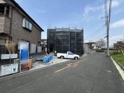 前面道路は広く、駐車がしやすいです。駐車スペース2台分ございます。
