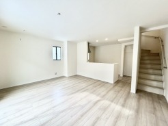 A号棟 夕食の時間。家族、友人、両親、親戚との会話がより料理を美味しくしてくれる。あっという間に時間が過ぎてしまう居心地の良さは、普段はほっとする空間としてここにあります。
