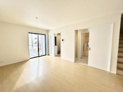 B号棟 夕食の時間。家族、友人、両親、親戚との会話がより料理を美味しくしてくれる。あっという間に時間が過ぎてしまう居心地の良さは、普段はほっとする空間としてここにあります。
