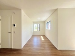家族や友人、両親、親戚とこれから沢山の時間を紡ぐのだろう。そこを彩るのは窓から見える青い空、心地よい緑。そんなイメージが膨らむリビングスペース。
