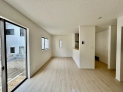 2号棟 夕食の時間。家族、友人、両親、親戚との会話がより料理を美味しくしてくれる。あっという間に時間が過ぎてしまう居心地の良さは、普段はほっとする空間としてここにあります。

