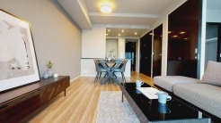 家族団欒のリビング。陽光差し込む食卓には家族の会話とスマイルが溢れます。いつまでもここで食卓を囲みたくなる、そう感じさせてくれるスペース。
