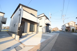 4.5m幅員の道路に面しておりお車の運転が苦手な方でも安心して出入りいただけます。
