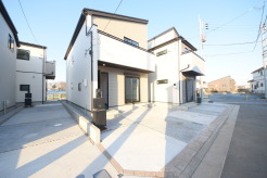 セカンドカーや来客時にも便利なカースペース2台分ございます。
