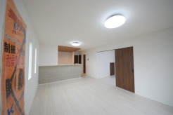 夕食の時間。家族、友人、両親、親戚との会話がより料理を美味しくしてくれる。あっという間に時間が過ぎてしまう居心地の良さは、普段はほっとする空間としてここにあります。
