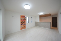 広々とした空間に、明るい光が優しく満ちています

いつも家族の集まるリビングは広々とした16帖。通風・採光にも優れ、心安らぐ風と光がたえない空間。汎用性に富んだ居住スペースと、高揚感さえも与えてくれる住空間です。
