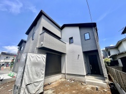 2号棟 戸建てが立ち並ぶ静かな住宅街。四季折々の移り変わりを感じながら自然と楽しみ、暮らす、そんな毎日を日々の中で感じられる住環境
