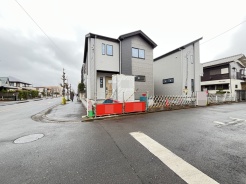 1号棟 前面道路は広く、駐車がしやすいです。駐車スペース2台分ございます。
