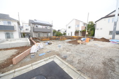 戸建てが立ち並ぶ静かな住宅街。四季折々の移り変わりを感じながら自然と楽しみ、暮らす、そんな毎日を日々の中で感じられる住環境
