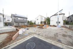 戸建てが立ち並ぶ静かな住宅街。四季折々の移り変わりを感じながら自然と楽しみ、暮らす、そんな毎日を日々の中で感じられる住環境
