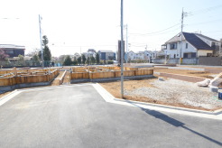 戸建てが立ち並ぶ静かな住宅街。四季折々の移り変わりを感じながら自然と楽しみ、暮らす、そんな毎日を日々の中で感じられる住環境
