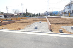 戸建てが立ち並ぶ静かな住宅街。四季折々の移り変わりを感じながら自然と楽しみ、暮らす、そんな毎日を日々の中で感じられる住環境
