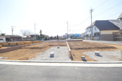 戸建てが立ち並ぶ静かな住宅街。四季折々の移り変わりを感じながら自然と楽しみ、暮らす、そんな毎日を日々の中で感じられる住環境
