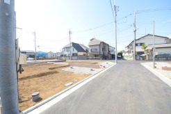 セカンドカーや来客時にも便利なカースペース2台分ございます。
