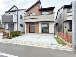 セカンドカーや来客時にも便利なカースペース2台分ございます。