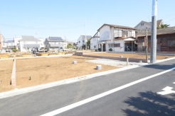 南道路に面しており日中もたくさんの陽が入ります。風通りや周辺環境など実際に現地にてご確認ください。
