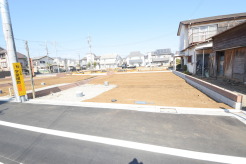 前面道路は広く、駐車がしやすいです。駐車スペース2台分ございます。
