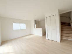 家族団欒のリビング。陽光差し込む食卓には家族の会話とスマイルが溢れます。いつまでもここで食卓を囲みたくなる、そう感じさせてくれるスペース。
