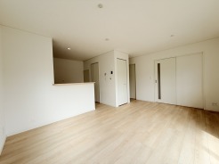 いつも家族の集まるリビングは広々とした15.3帖。通風・採光にも優れ、心安らぐ風と光がたえない空間。汎用性に富んだ居住スペースと、高揚感さえも与えてくれる住空間です。
