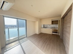 家族や友人、両親、親戚とこれから沢山の時間を紡ぐのだろう。そこを彩るのは窓から見える青い空、心地よい緑。そんなイメージが膨らむリビングスペース。
