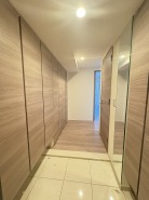 明るく開放的な玄関、靴の脱ぎ履きもしやすく、収納も豊富でご家族皆様の靴をスッキリ収納できます。
