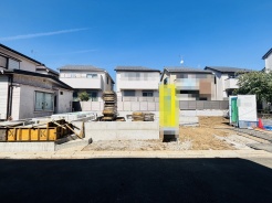 前面道路は広く、駐車がしやすいです。駐車スペース2台分ございます。
